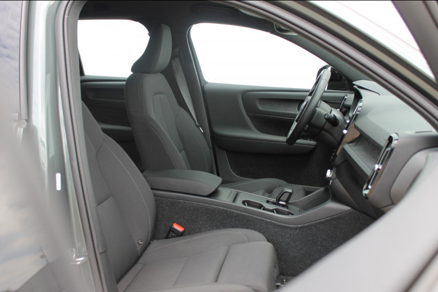 Volvo EX40 Single Motor Extended Range Plus 82 kWh Adaptieve cruise control / Semi elektrisch wegklapbare trekhaak / Google infotainment / 19" lichtmetalen velgen