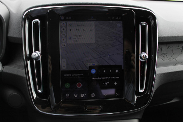 Volvo EX40 Single Motor Extended Range Plus 82 kWh Adaptieve cruise control / Semi elektrisch wegklapbare trekhaak / Google infotainment / 19" lichtmetalen velgen