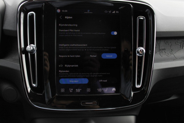 Volvo EX40 Single Motor Extended Range Plus 82 kWh Adaptieve cruise control / Semi elektrisch wegklapbare trekhaak / Google infotainment / 19" lichtmetalen velgen