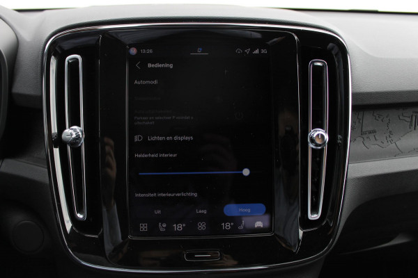 Volvo EX40 Single Motor Extended Range Plus 82 kWh Adaptieve cruise control / Semi elektrisch wegklapbare trekhaak / Google infotainment / 19" lichtmetalen velgen