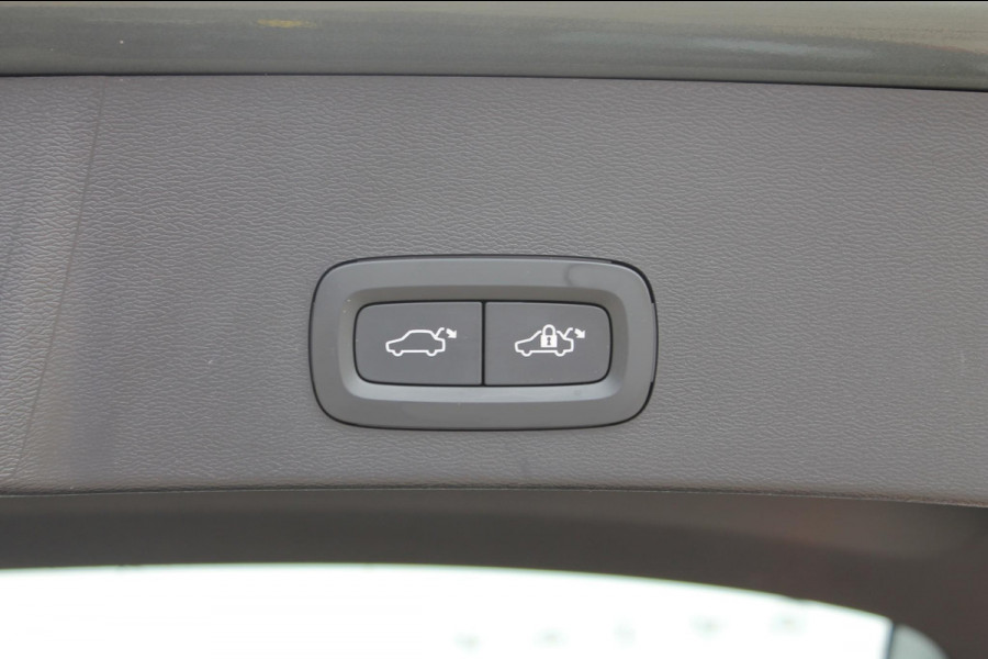 Volvo EX40 Single Motor Extended Range Plus 82 kWh Adaptieve cruise control / Semi elektrisch wegklapbare trekhaak / Google infotainment / 19" lichtmetalen velgen