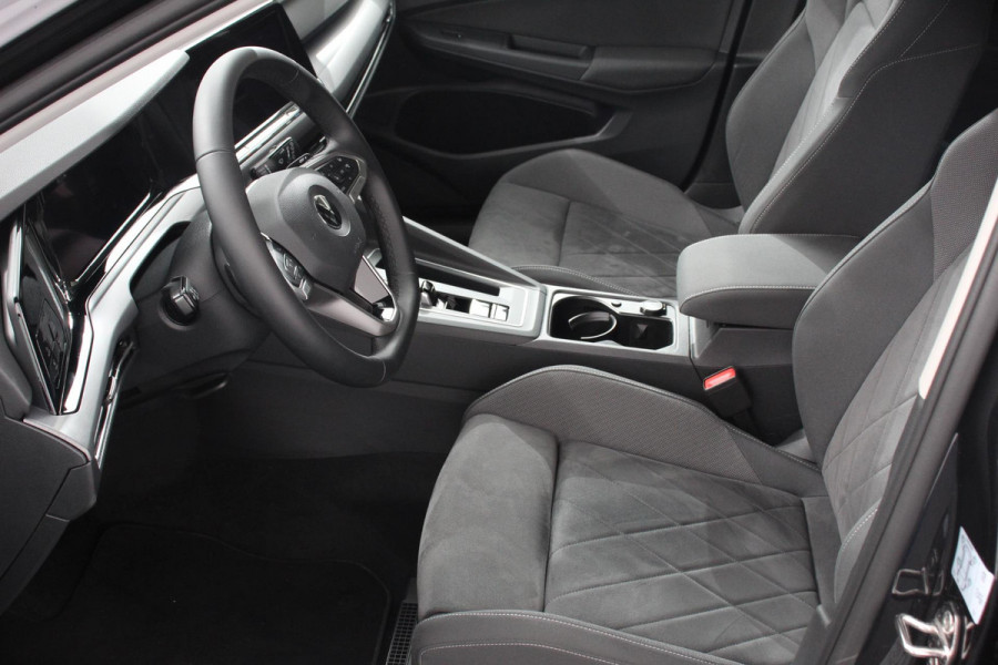 Volkswagen Golf 1.5 eTSI 150pk Automaat Style Sfeer verlichting Navigatie Climate control Camera Adaptive Cruise control Led Parkeer sensoren Lichtmetalen Velgen