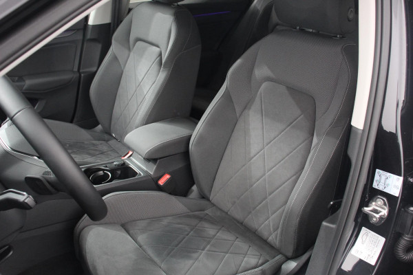 Volkswagen Golf 1.5 eTSI 150pk Automaat Style Sfeer verlichting Navigatie Climate control Camera Adaptive Cruise control Led Parkeer sensoren Lichtmetalen Velgen