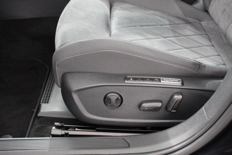 Volkswagen Golf 1.5 eTSI 150pk Automaat Style Sfeer verlichting Navigatie Climate control Camera Adaptive Cruise control Led Parkeer sensoren Lichtmetalen Velgen