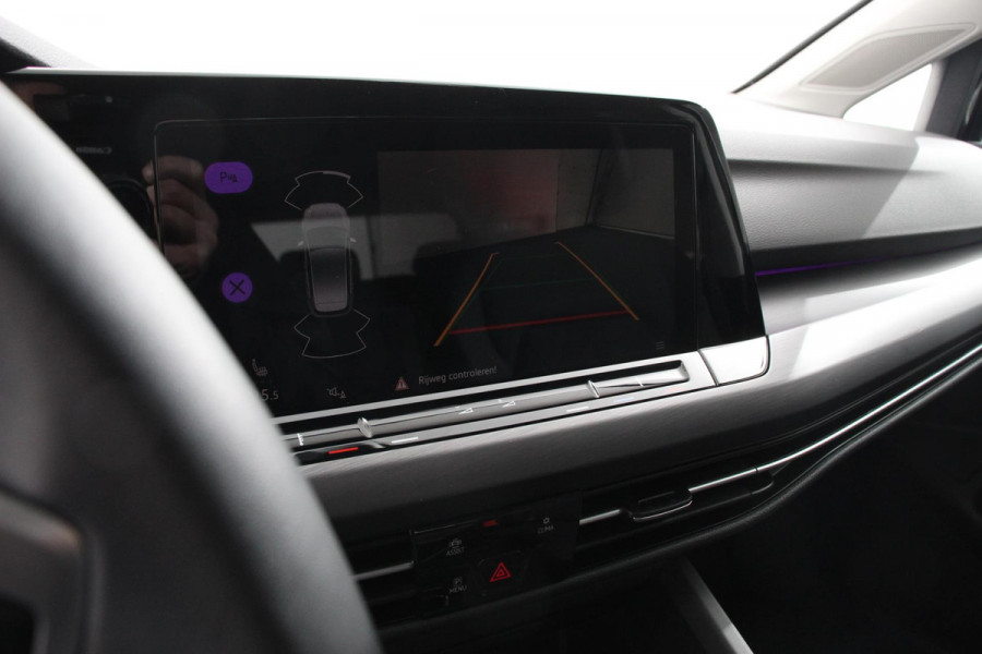 Volkswagen Golf 1.5 eTSI 150pk Automaat Style Sfeer verlichting Navigatie Climate control Camera Adaptive Cruise control Led Parkeer sensoren Lichtmetalen Velgen