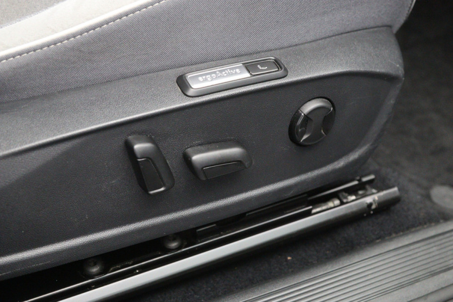 Volkswagen ID.3 First Max 58 kWh 204 PK, SOH 92 %, Matrix-LED, Panoramadak, adap. Cruise Control, Winterpakket, Head-UpMassage