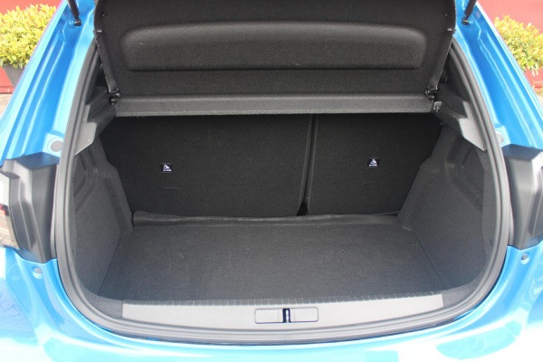 Peugeot 208 1.2 Hybrid 145PK AUTOMAAT GT | CAMERA VOOR + ACHTER | NAVIGATIE | DRAADLOZE APPLE CARPLAY/ANDROID AUTO | FULL LED KOPLAMPEN | LICHTMETALEN VELGEN 17" | DODEHOEK DETECTIE | DRAADLOZE TELEFOONLADER | KEYLESS ENTRY/START | DAB+ RADIO | ADAPTIVE CRUISE CONTROL | CLIMATE CONTROL |