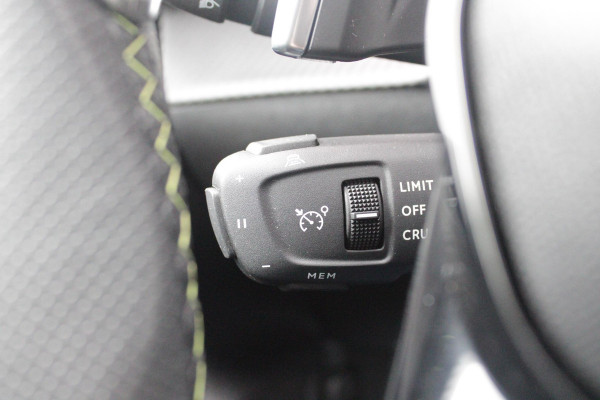 Peugeot 208 1.2 Hybrid 145PK AUTOMAAT GT | CAMERA VOOR + ACHTER | NAVIGATIE | DRAADLOZE APPLE CARPLAY/ANDROID AUTO | FULL LED KOPLAMPEN | LICHTMETALEN VELGEN 17" | DODEHOEK DETECTIE | DRAADLOZE TELEFOONLADER | KEYLESS ENTRY/START | DAB+ RADIO | ADAPTIVE CRUISE CONTROL | CLIMATE CONTROL |
