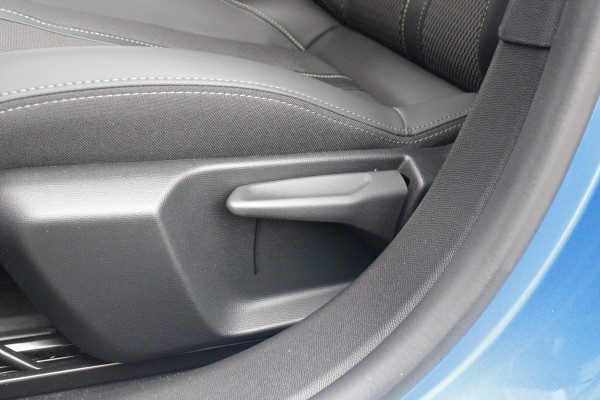 Peugeot 208 1.2 Hybrid 145PK AUTOMAAT GT | CAMERA VOOR + ACHTER | NAVIGATIE | DRAADLOZE APPLE CARPLAY/ANDROID AUTO | FULL LED KOPLAMPEN | LICHTMETALEN VELGEN 17" | DODEHOEK DETECTIE | DRAADLOZE TELEFOONLADER | KEYLESS ENTRY/START | DAB+ RADIO | ADAPTIVE CRUISE CONTROL | CLIMATE CONTROL |