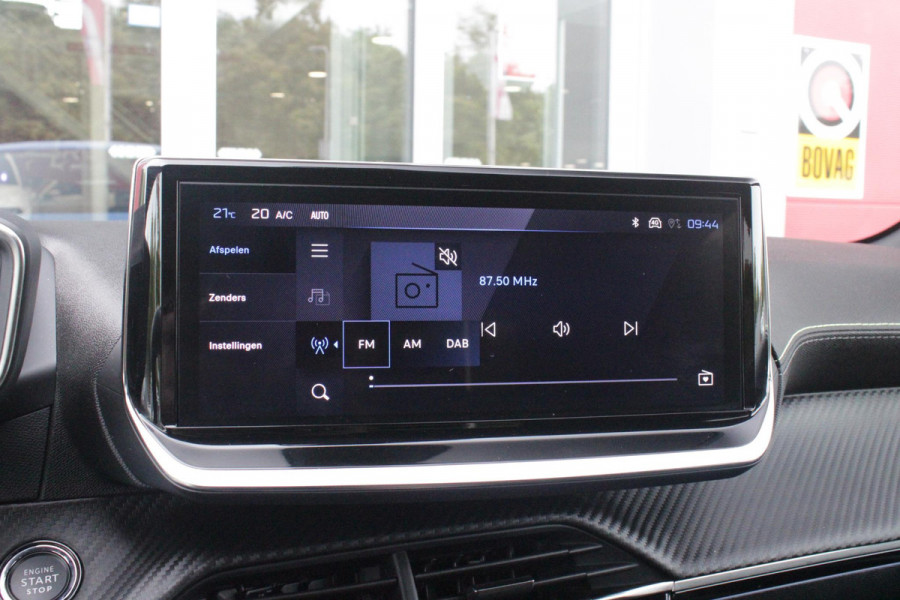 Peugeot 208 1.2 Hybrid 145PK AUTOMAAT GT | CAMERA VOOR + ACHTER | NAVIGATIE | DRAADLOZE APPLE CARPLAY/ANDROID AUTO | FULL LED KOPLAMPEN | LICHTMETALEN VELGEN 17" | DODEHOEK DETECTIE | DRAADLOZE TELEFOONLADER | KEYLESS ENTRY/START | DAB+ RADIO | ADAPTIVE CRUISE CONTROL | CLIMATE CONTROL |