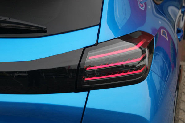 Peugeot 208 1.2 Hybrid 145PK AUTOMAAT GT | CAMERA VOOR + ACHTER | NAVIGATIE | DRAADLOZE APPLE CARPLAY/ANDROID AUTO | FULL LED KOPLAMPEN | LICHTMETALEN VELGEN 17" | DODEHOEK DETECTIE | DRAADLOZE TELEFOONLADER | KEYLESS ENTRY/START | DAB+ RADIO | ADAPTIVE CRUISE CONTROL | CLIMATE CONTROL |