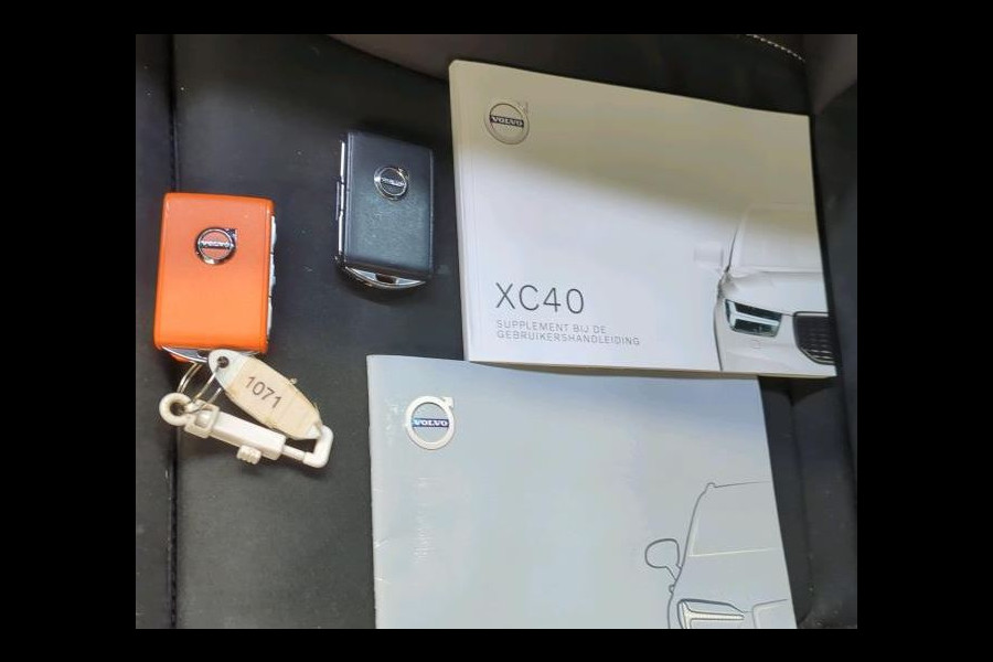 Volvo XC40 1.5 T2 130PK R-Design / Trekhaak / 1/2 Leder / Airco-ecc./ Navigatie / Stoelverwarming / Pdc. / Apk 11-2026