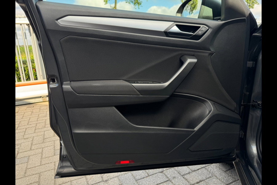 Volkswagen T-Roc 1.0 TSI Life LED / NAVIGATIE / DIGITAL COCKPIT / PARK ASSIST / STOELVERWARMING / 4-SEIZOENENBANDEN