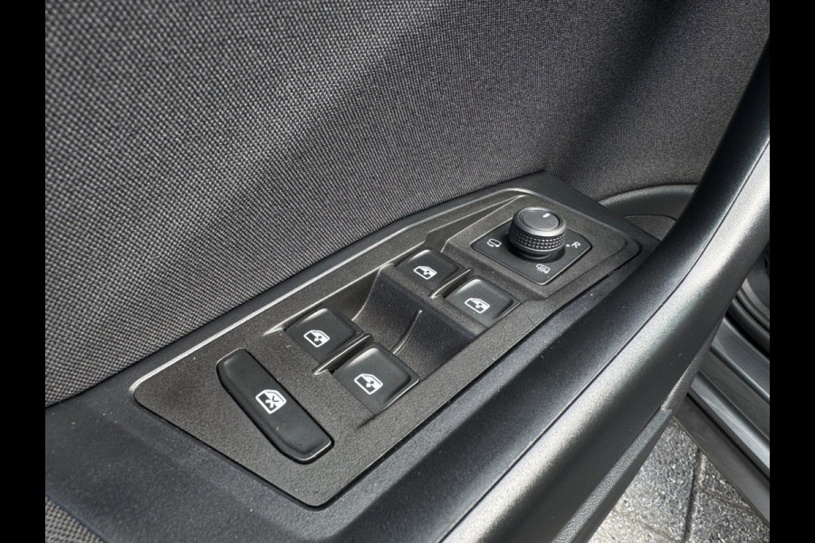 Volkswagen T-Roc 1.0 TSI Life LED / NAVIGATIE / DIGITAL COCKPIT / PARK ASSIST / STOELVERWARMING / 4-SEIZOENENBANDEN