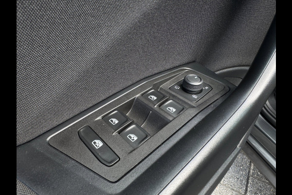 Volkswagen T-Roc 1.0 TSI Life LED / NAVIGATIE / DIGITAL COCKPIT / PARK ASSIST / STOELVERWARMING / 4-SEIZOENENBANDEN