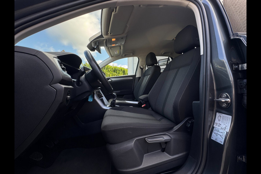 Volkswagen T-Roc 1.0 TSI Life LED / NAVIGATIE / DIGITAL COCKPIT / PARK ASSIST / STOELVERWARMING / 4-SEIZOENENBANDEN