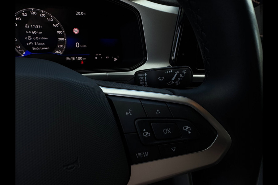 Volkswagen T-Roc 1.0 TSI Life LED / NAVIGATIE / DIGITAL COCKPIT / PARK ASSIST / STOELVERWARMING / 4-SEIZOENENBANDEN
