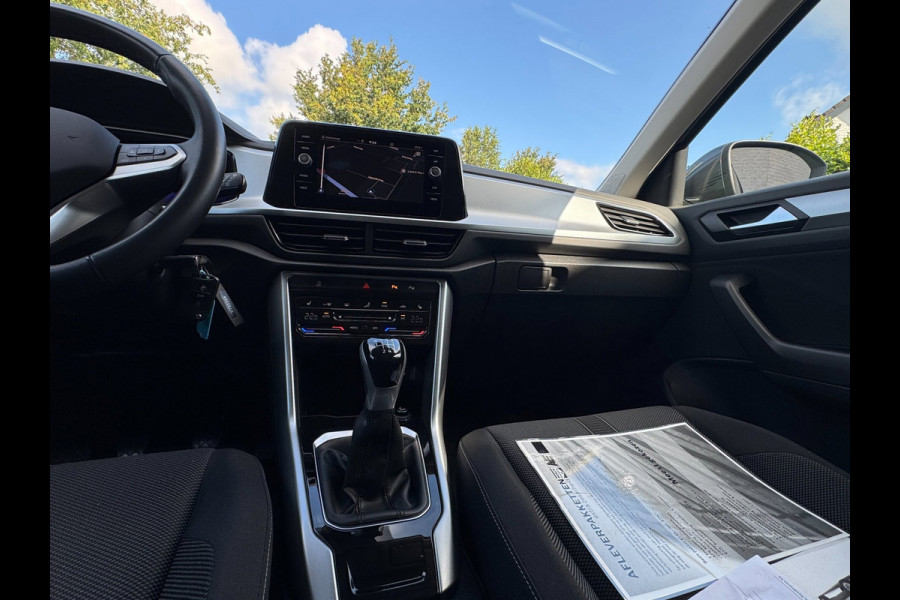 Volkswagen T-Roc 1.0 TSI Life LED / NAVIGATIE / DIGITAL COCKPIT / PARK ASSIST / STOELVERWARMING / 4-SEIZOENENBANDEN
