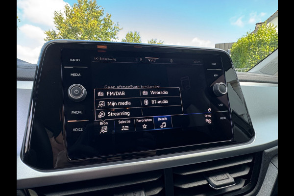 Volkswagen T-Roc 1.0 TSI Life LED / NAVIGATIE / DIGITAL COCKPIT / PARK ASSIST / STOELVERWARMING / 4-SEIZOENENBANDEN