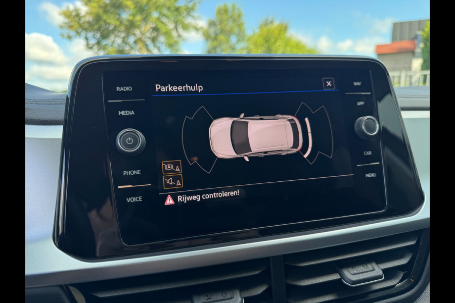 Volkswagen T-Roc 1.0 TSI Life LED / NAVIGATIE / DIGITAL COCKPIT / PARK ASSIST / STOELVERWARMING / 4-SEIZOENENBANDEN