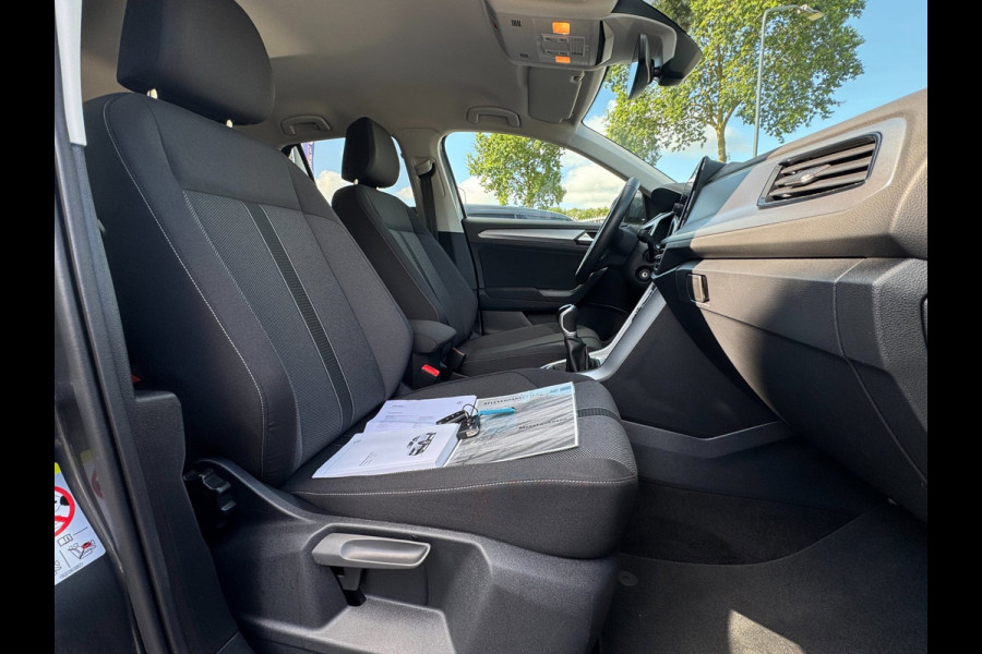 Volkswagen T-Roc 1.0 TSI Life LED / NAVIGATIE / DIGITAL COCKPIT / PARK ASSIST / STOELVERWARMING / 4-SEIZOENENBANDEN