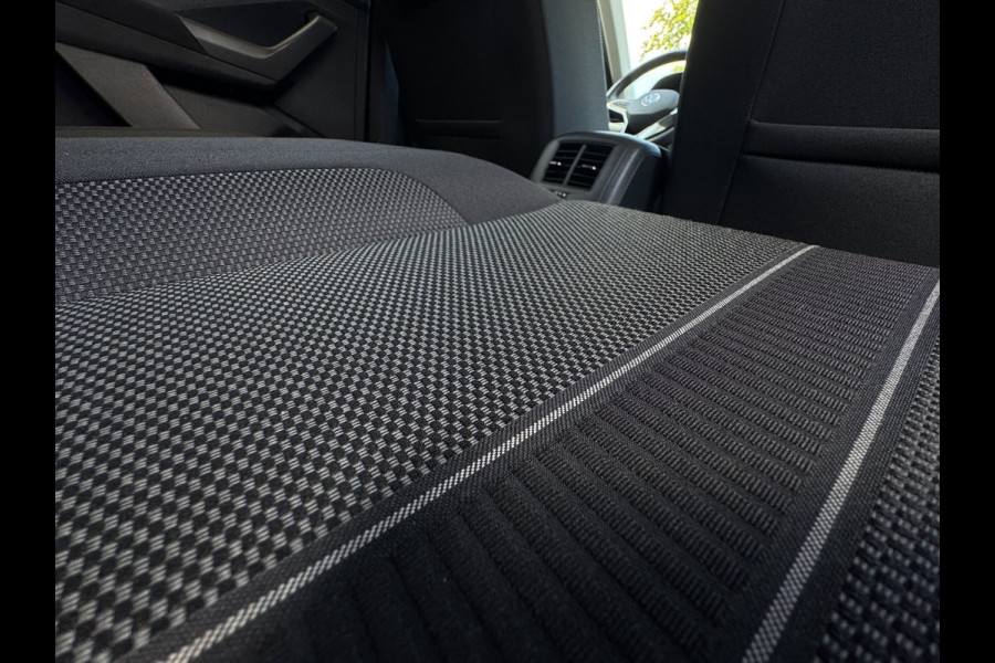 Volkswagen T-Roc 1.0 TSI Life LED / NAVIGATIE / DIGITAL COCKPIT / PARK ASSIST / STOELVERWARMING / 4-SEIZOENENBANDEN