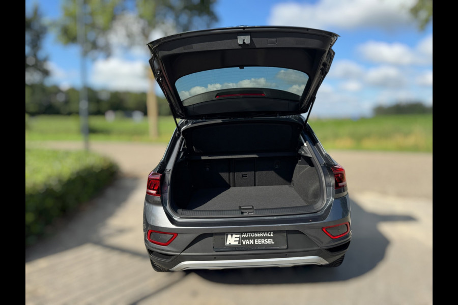 Volkswagen T-Roc 1.0 TSI Life LED / NAVIGATIE / DIGITAL COCKPIT / PARK ASSIST / STOELVERWARMING / 4-SEIZOENENBANDEN