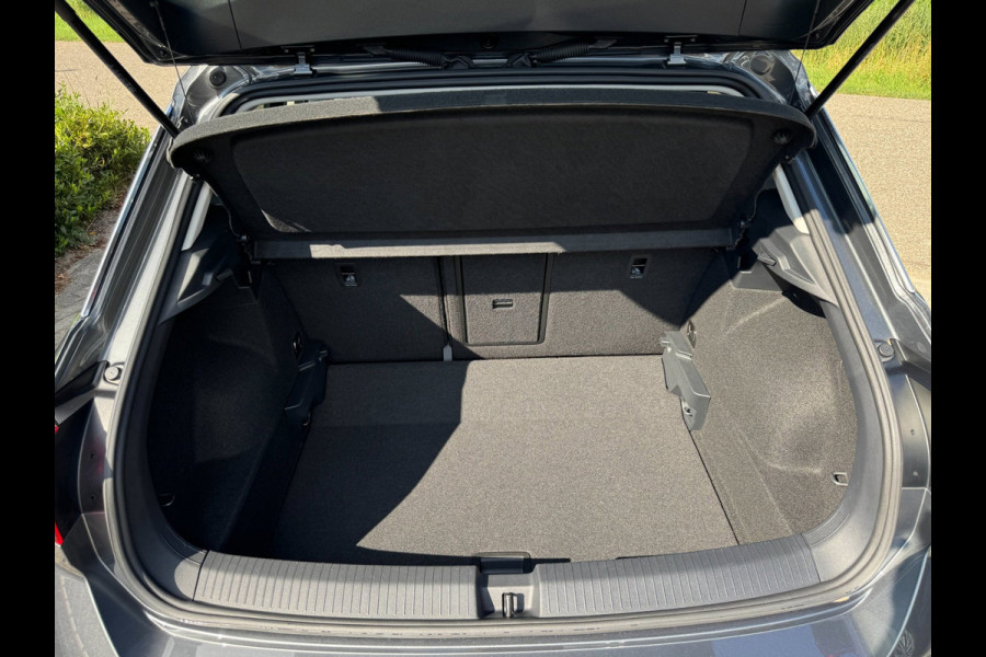 Volkswagen T-Roc 1.0 TSI Life LED / NAVIGATIE / DIGITAL COCKPIT / PARK ASSIST / STOELVERWARMING / 4-SEIZOENENBANDEN
