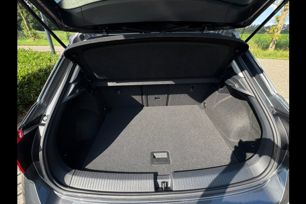 Volkswagen T-Roc 1.0 TSI Life LED / NAVIGATIE / DIGITAL COCKPIT / PARK ASSIST / STOELVERWARMING / 4-SEIZOENENBANDEN