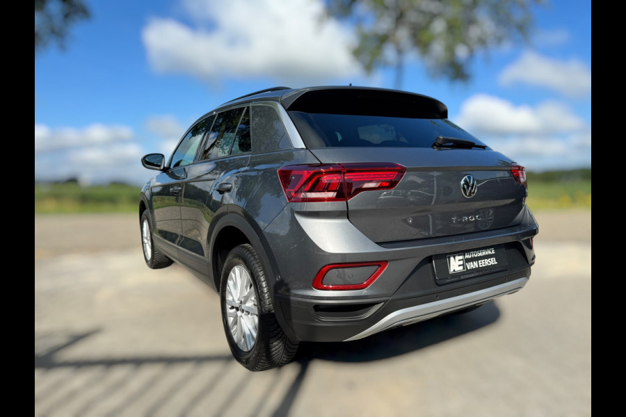 Volkswagen T-Roc 1.0 TSI Life LED / NAVIGATIE / DIGITAL COCKPIT / PARK ASSIST / STOELVERWARMING / 4-SEIZOENENBANDEN