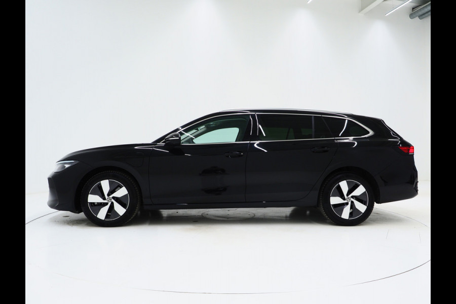 Volkswagen Passat Variant 1.5 eHybrid 204PK | Leder/Alcantara | Massage | Stoelkoeling | Trekhaak | HUD | 360 | Keyless