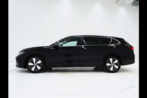 Volkswagen Passat Variant 1.5 eHybrid 204PK | Leder/Alcantara | Massage | Stoelkoeling | Trekhaak | HUD | 360 | Keyless