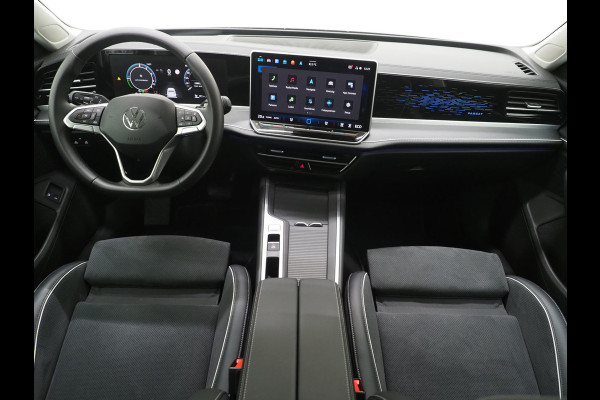 Volkswagen Passat Variant 1.5 eHybrid 204PK | Leder/Alcantara | Massage | Stoelkoeling | Trekhaak | HUD | 360 | Keyless