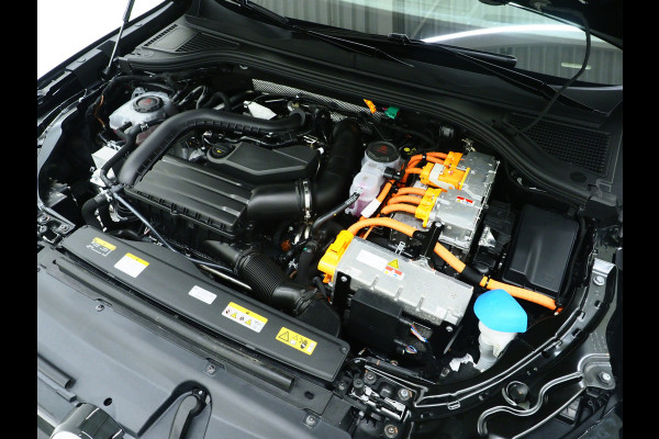 Volkswagen Passat Variant 1.5 eHybrid 204PK | Leder/Alcantara | Massage | Stoelkoeling | Trekhaak | HUD | 360 | Keyless