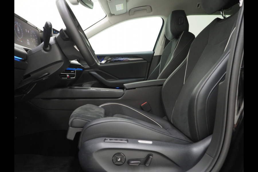 Volkswagen Passat Variant 1.5 eHybrid 204PK | Leder/Alcantara | Massage | Stoelkoeling | Trekhaak | HUD | 360 | Keyless
