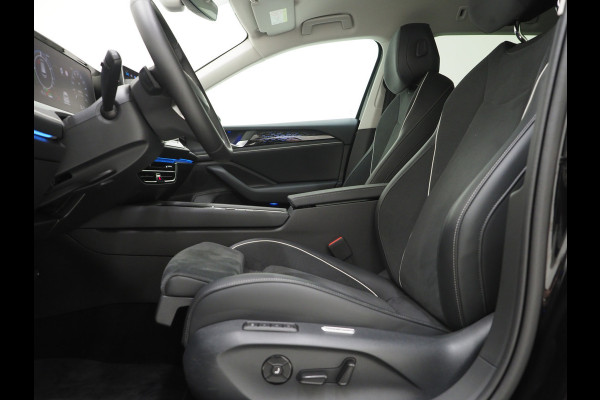 Volkswagen Passat Variant 1.5 eHybrid 204PK | Leder/Alcantara | Massage | Stoelkoeling | Trekhaak | HUD | 360 | Keyless