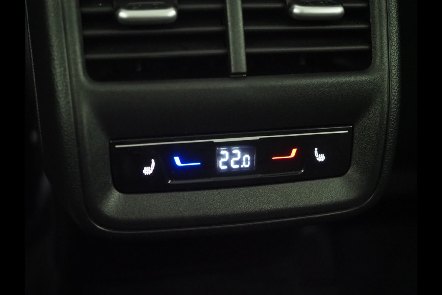 Volkswagen Passat Variant 1.5 eHybrid 204PK | Leder/Alcantara | Massage | Stoelkoeling | Trekhaak | HUD | 360 | Keyless