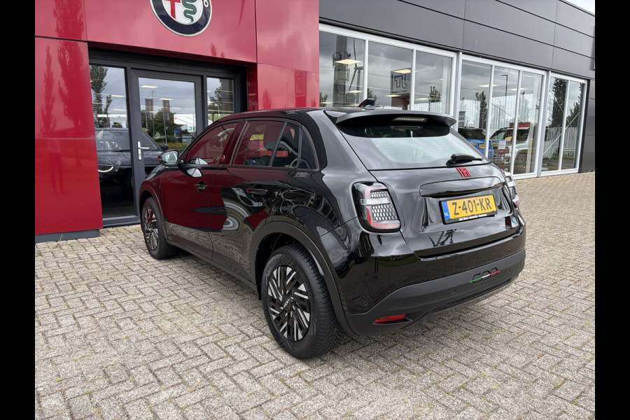 Fiat 600E RED 54 kWh | Apple/Android CarPlay | Parkeersensoren