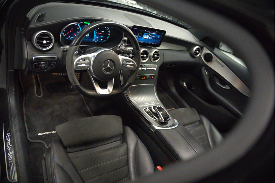 Mercedes-Benz C-Klasse Estate 300 e Business Solution AMG | Panoramadak | Stoelverwarming | 360 Camera | Dodehoekdetectie | Cruise Control | Apple Carplay | Navigatie | Trekhaak | DAB | Ambiance Verlichting | Multibeam