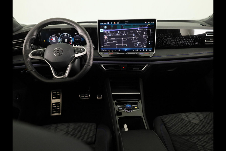 Volkswagen Tiguan 1.5 eHybrid R-Line Edition 272 pk Automaat (DSG) | Verlengde garantie | Navigatie | Panoramadak | Trekhaak (wegklapbaar) | Parkeersensoren (Park assist) | Rondomzicht camera | Matrix LED koplampen | R-Line |