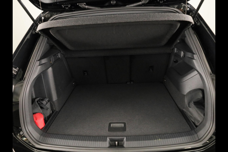 Volkswagen Tiguan 1.5 eHybrid R-Line Edition 272 pk Automaat (DSG) | Verlengde garantie | Navigatie | Panoramadak | Trekhaak (wegklapbaar) | Parkeersensoren (Park assist) | Rondomzicht camera | Matrix LED koplampen | R-Line |