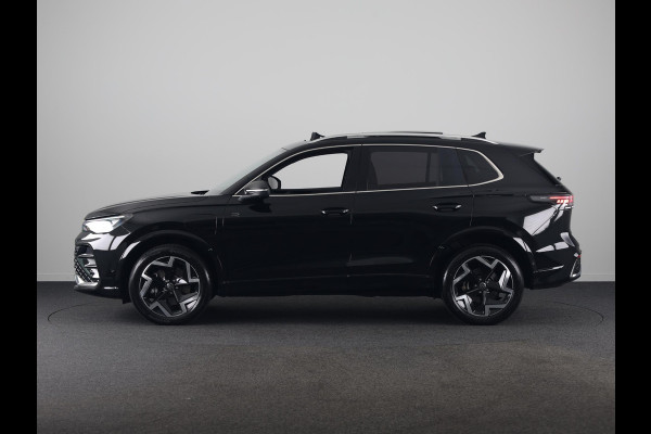 Volkswagen Tiguan 1.5 eHybrid R-Line Edition 272 pk Automaat (DSG) | Verlengde garantie | Navigatie | Panoramadak | Trekhaak (wegklapbaar) | Parkeersensoren (Park assist) | Rondomzicht camera | Matrix LED koplampen | R-Line |