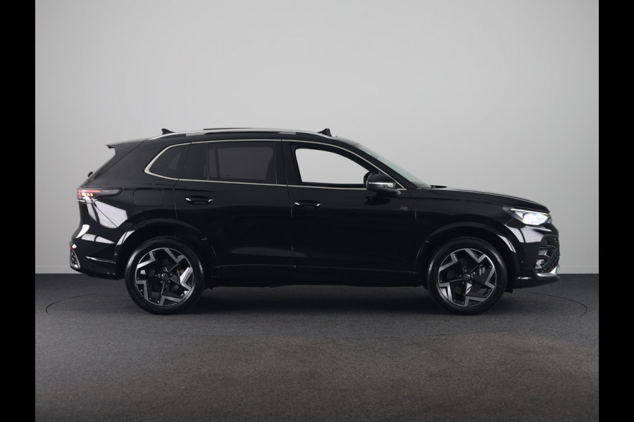 Volkswagen Tiguan 1.5 eHybrid R-Line Edition 272 pk Automaat (DSG) | Verlengde garantie | Navigatie | Panoramadak | Trekhaak (wegklapbaar) | Parkeersensoren (Park assist) | Rondomzicht camera | Matrix LED koplampen | R-Line |