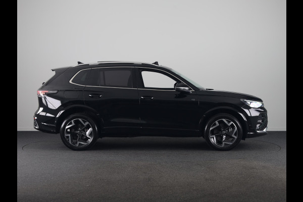 Volkswagen Tiguan 1.5 eHybrid R-Line Edition 272 pk Automaat (DSG) | Verlengde garantie | Navigatie | Panoramadak | Trekhaak (wegklapbaar) | Parkeersensoren (Park assist) | Rondomzicht camera | Matrix LED koplampen | R-Line |