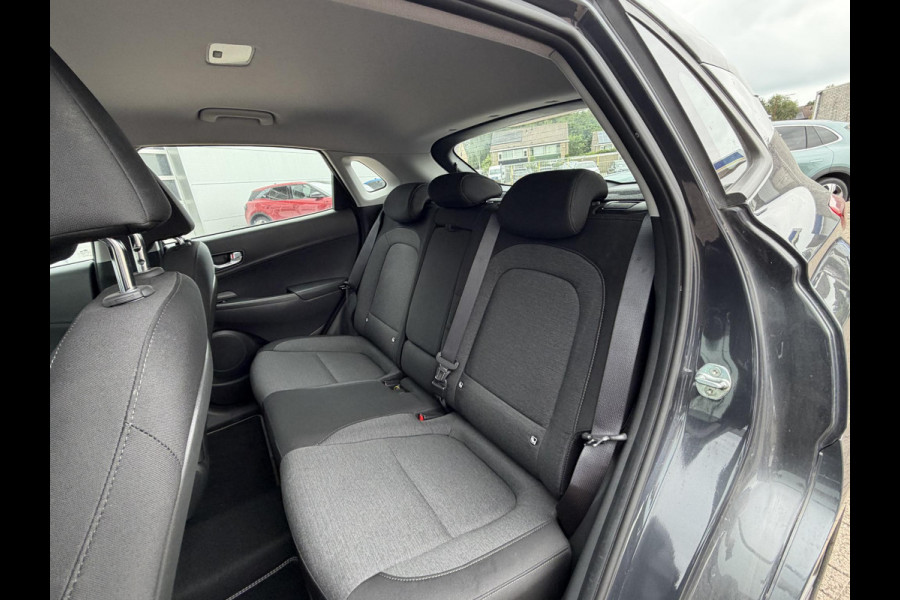 Hyundai Kona EV Fashion 64 kWh | 204 PK | SOH 95% | Adaptive cruise control | Achteruitrijcamera | Keyless entry | LED verlichting | DAB ontvanger | Bluetooth telefoonverbinding | Navigatie | Lichtmetalen velgen