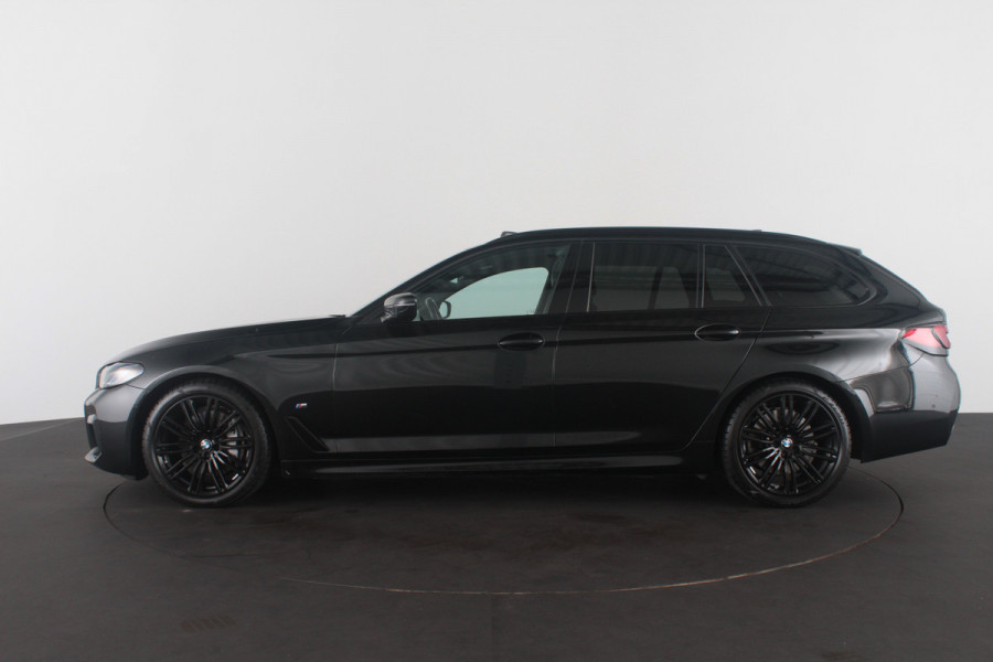 BMW 5 Serie Touring 530d xDrive M Sport > Pano.schuif/Head-up/19inch/Shadow-Line/Trekhaak