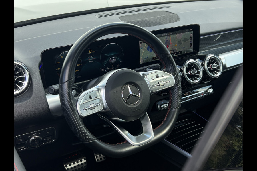 Mercedes-Benz Glb 200 AMG-Line | Trekhaak | Pano | Night Pakket | Widescreen | Sfeerverlichting