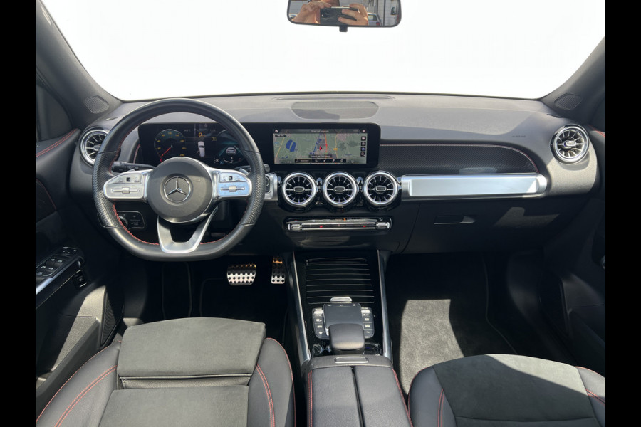 Mercedes-Benz Glb 200 AMG-Line | Trekhaak | Pano | Night Pakket | Widescreen | Sfeerverlichting