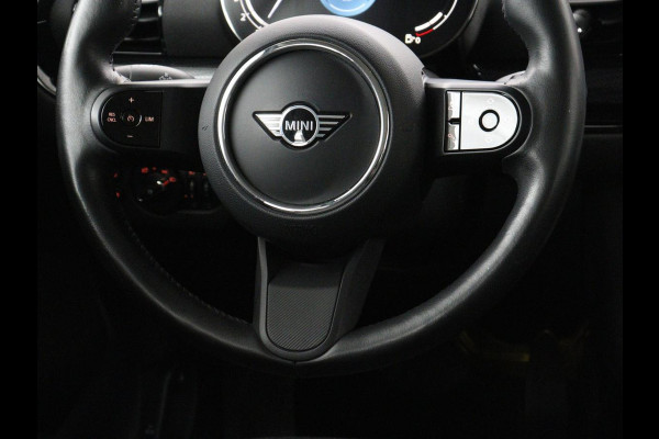 MINI Clubman 1.5 Cooper Business Edition | Automaat | Stoelverwarming | Carplay | Sportstoelen | Half leder | Full LED | Navigatie | Parkeerhulp | Climate control | Cruise control | Origineel NL