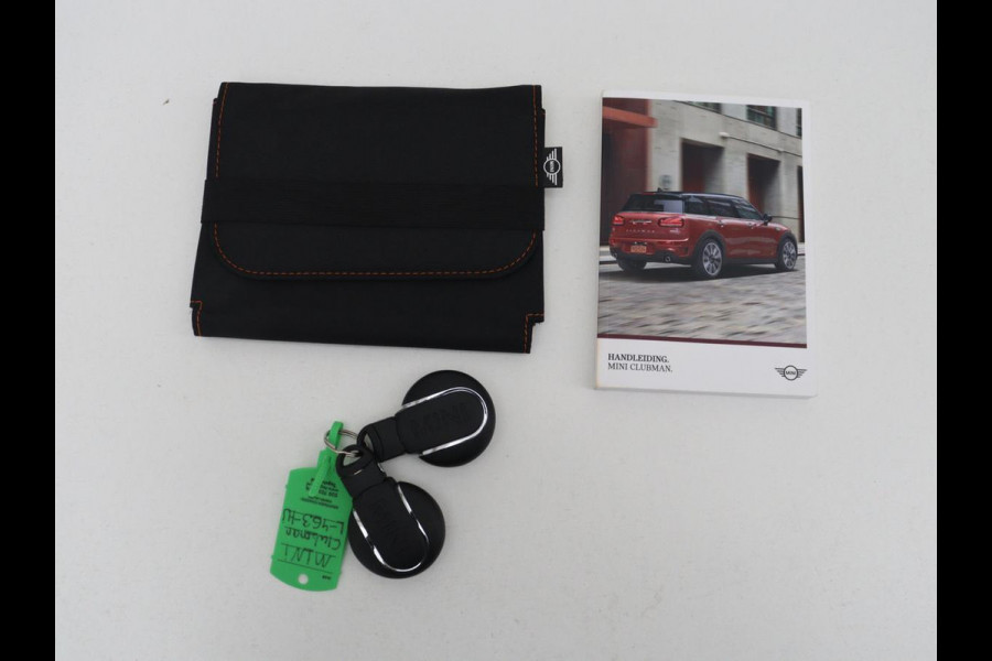 MINI Clubman 1.5 Cooper Business Edition | Automaat | Stoelverwarming | Carplay | Sportstoelen | Half leder | Full LED | Navigatie | Parkeerhulp | Climate control | Cruise control | Origineel NL